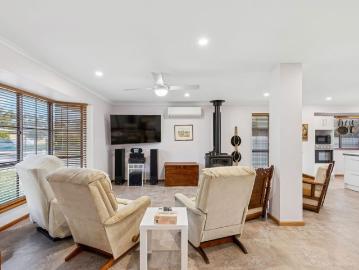 RENTAL Furnished or unfurnished. Accessibility features & on one level. Perfect landing spot to try Fleurieu living. Short term available. 0413027669