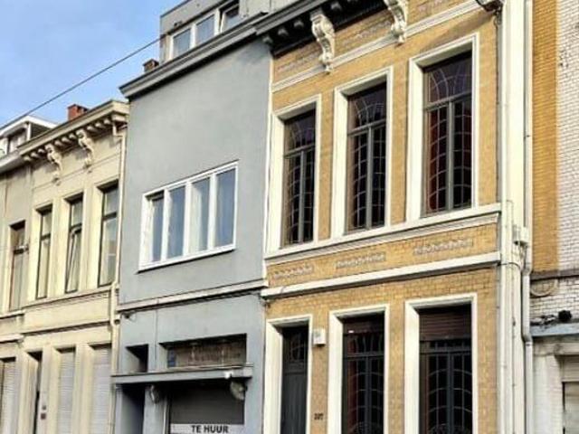 FOR RENT: HOUSE WITH GARAGE