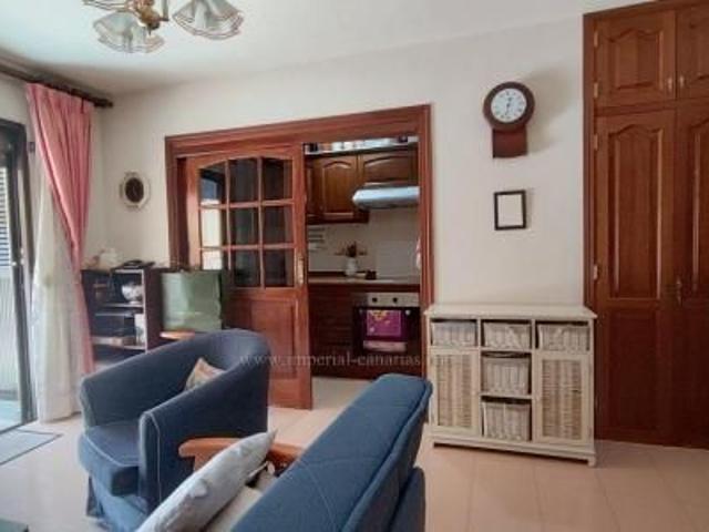 For rent in a sought after area of Puerto de La Cruz: a comfortable one bedroom flat with a garden and a private terrace, in a residential complex with a swimming pool