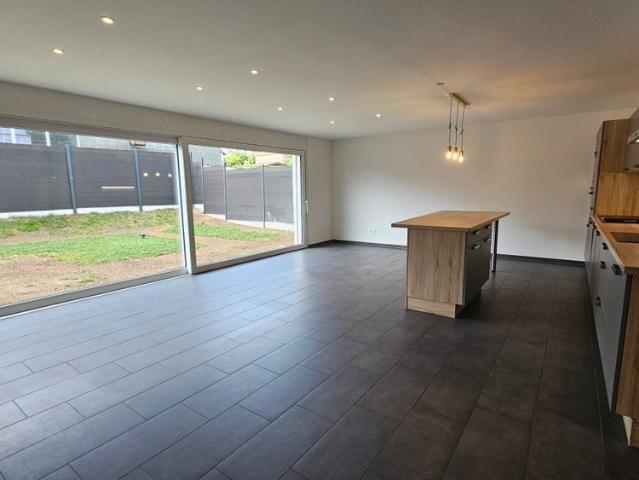 For rent in Delémont, modern 5.5 room house with garden