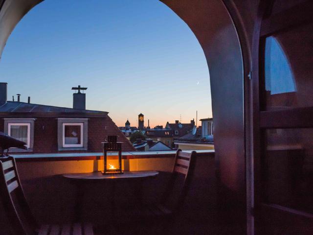 FOR RENT in Schwanthalerhöhe: 2,5 Room Apartment Quiet, bright, rooftop, central and well connected
