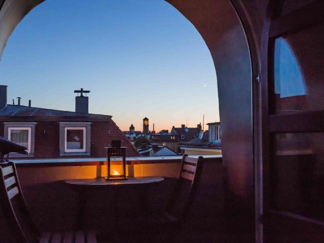 FOR RENT in Schwanthalerhöhe: 2,5 Room Apartment Quiet, bright, rooftop, central and well connected, Munchen Amsterdam Apartments for Rent