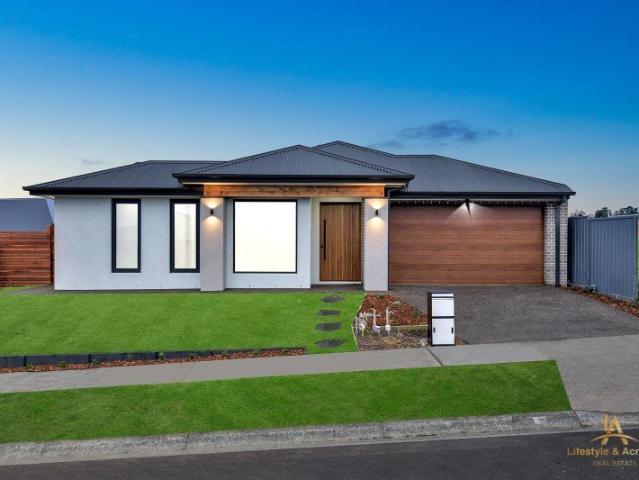 FOR RENT | Luxury Family Living in Ridgelea Estate