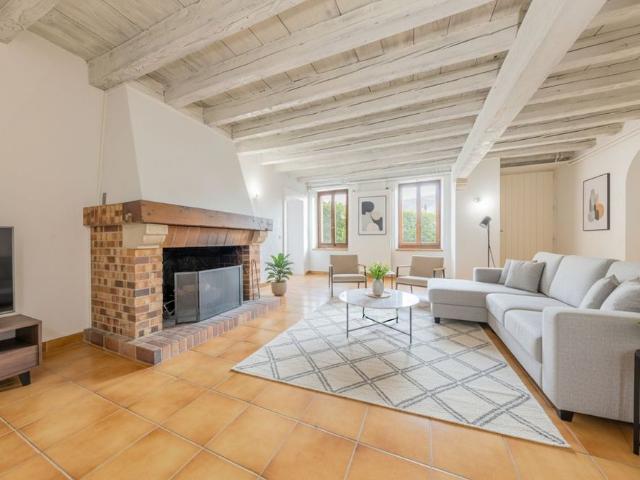 For rent Magnificent village house of 7.5 rooms 260 m² Heated swimming pool Trélex Nyon