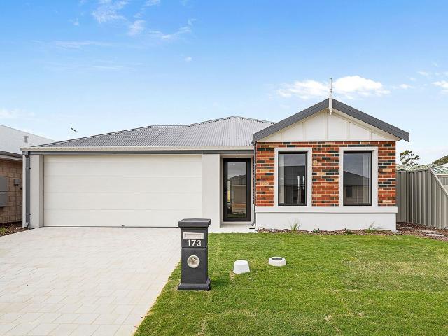 FOR RENT – MODERN FOUR BEDROOM RESIDENCE