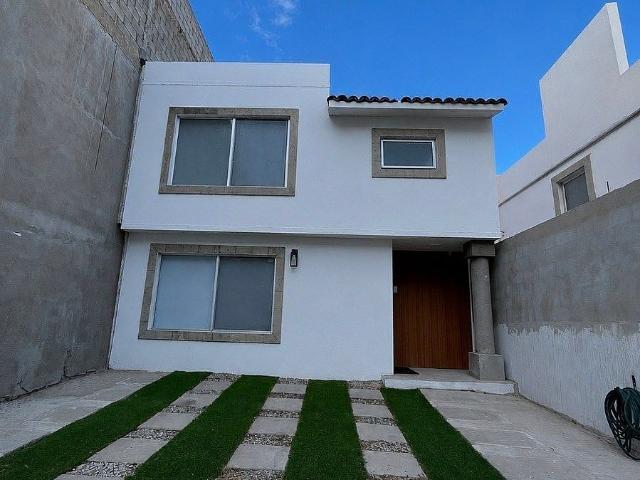 For rent: newly remodeled house with 2 bedrooms, 1 block from Flamingos