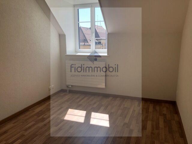 For rent, spacious 4.5 room apartment, Léopold Robert 56b, La Chaux de Fonds