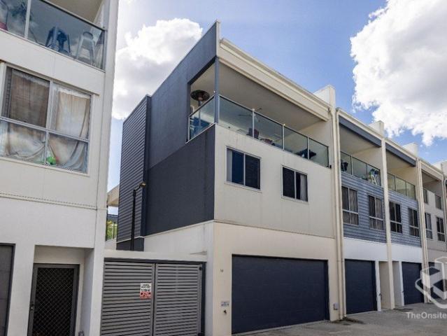 FOR RENT | Stylish 3 Level Townhouse in Prime Springfield Lakes Location