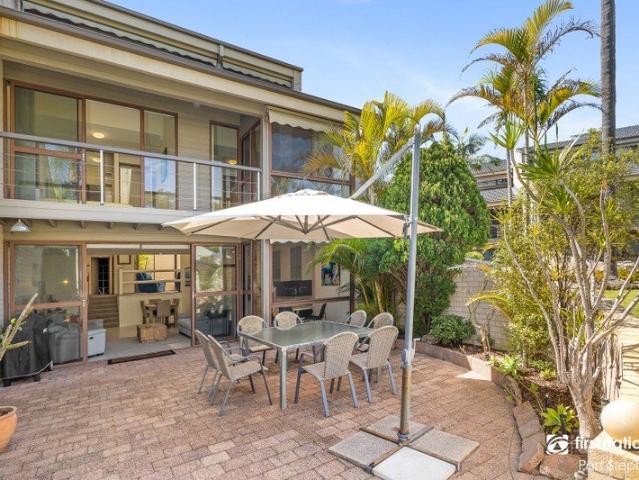 FOR THE BOATING ENTHUSIAST SPACIOUS TOWNHOUSE WITH PRIVATE MOORING