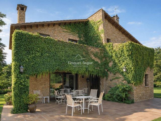 Forallac. Casa de piedra con jardín en el centro de Peratall. 317m² Forallac