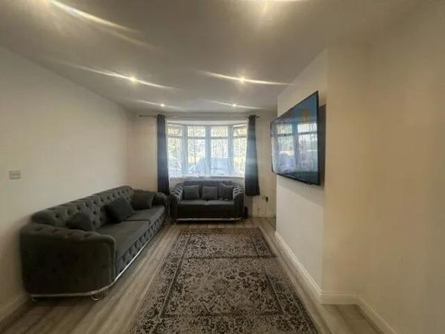 Ford Lane, Rainham, RM13 7BA, Property for rent