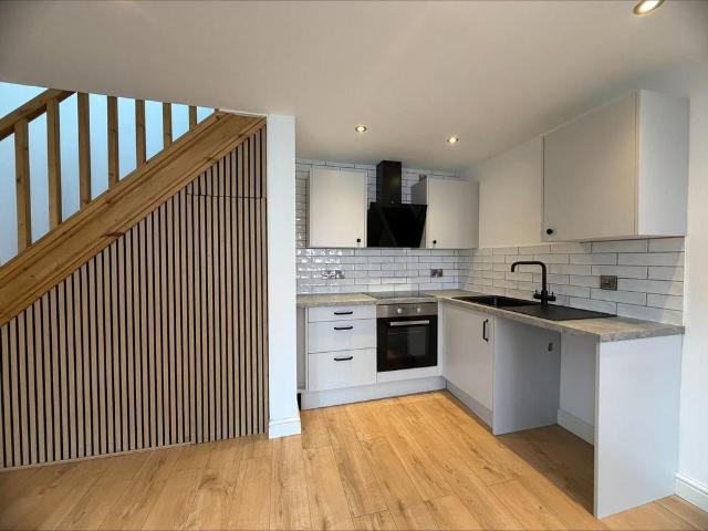 Forde Court, Kidwelly, SA17 2 bed semi detached house to rent £750 pcm £173 pw