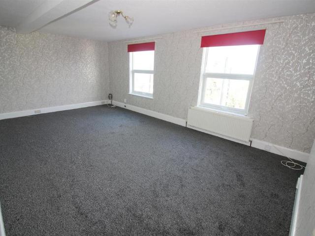 Fore Street, Saltash 2 bed flat to rent £850 pcm £196 pw