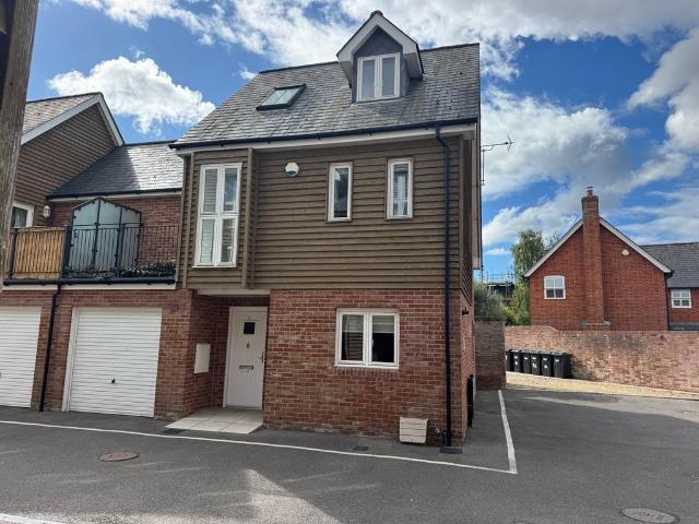 Forest Gate Court, Ringwood BH24 4 bed townhouse to rent £1,750 pcm £404 pw
