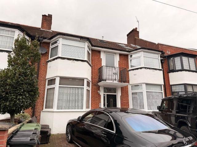 Forest Drive West, London E11, 3 bed flat to rent, £2,250 pcm | PrimeLocation