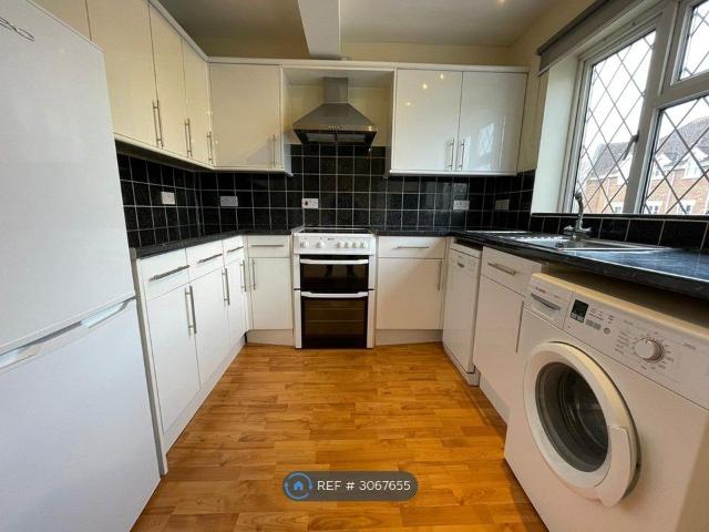 Forest Drive, Theydon Bois, Epping CM16, 1 bed flat to rent, £1,200 pcm | PrimeLocation