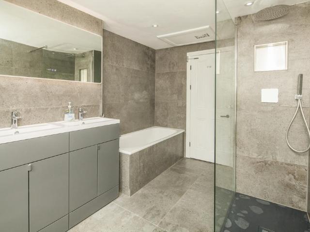 Forest Hill Road Dulwich SE22 2 bed maisonette to rent £2,150 pcm £496 pw