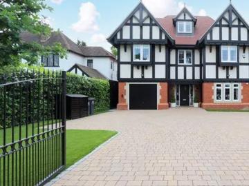 Forest Lane, Chigwell, IG7 5AE, United Kingdom | 7 bed house for rent #125163273 | Rentberry