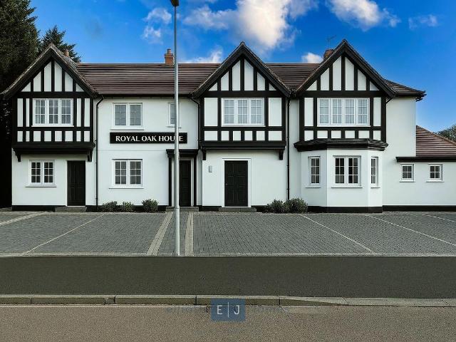 Forest Road, Loughton IG10, 2 bed flat to rent, £1,950 pcm | PrimeLocation