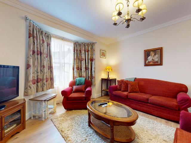 Forest Road, Loughton IG10, 2 bed flat to rent, £2,450 pcm | PrimeLocation