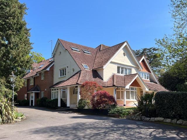 Forest Road, Poole, 2 bed flat to rent £1,350 pcm £312 pw