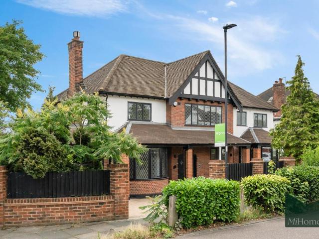 Forestdale, Southgate, N14 5 bed detached house to rent £5,750 pcm £1,327 pw