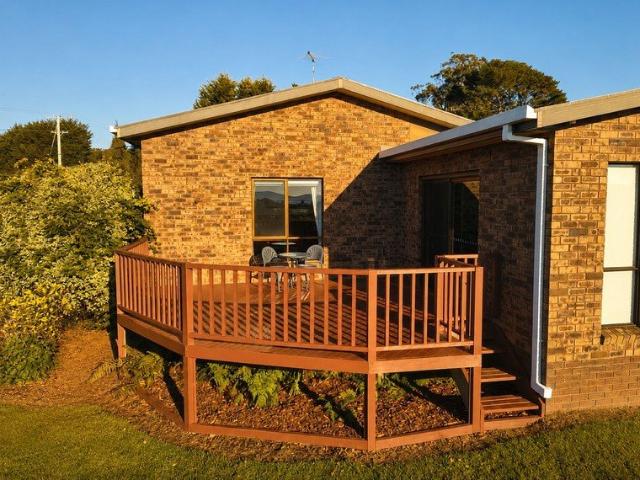 Forever Views of Mount Roland A Charming Country Escape with Studio Potential