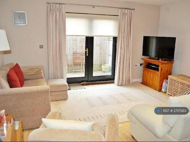Forge Place, Borehamwood, WD6 3 bed semi detached house to rent £2,400 pcm £554 pw