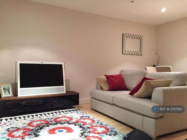 Forge Place, Borehamwood, WD6 3 bed semi detached house to rent £2,400 pcm £554 pw