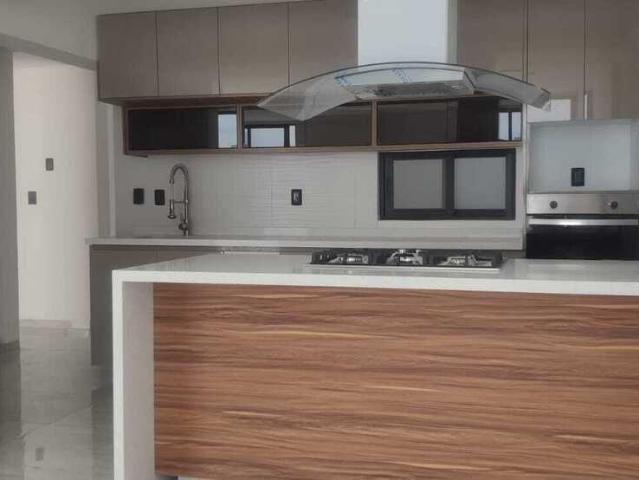 FORMIDABLE RESIDENCIA EN CD. SAT?LITE, TERRENO 198 m2, CONST. 260 m2  4 RECAMARAS, 4.5 BA?OS, 3 AUTOS, JARD?N