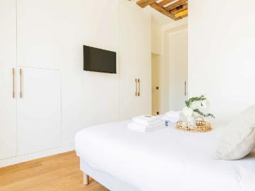 Formidable 2 bedroom apartment in the heart of the Marais, Paris Amsterdam Apartments for Rent
