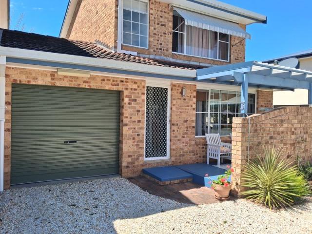 Forster townhouse, 100 metres to lake