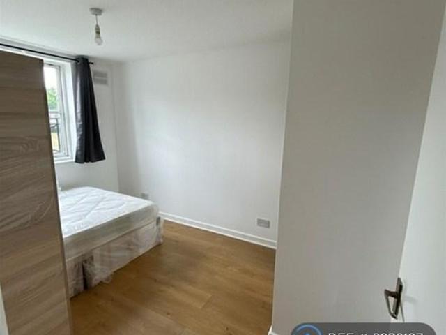 Forsythia Close, Redbridge, IG1 2 bed flat to rent £1,900 pcm £438 pw