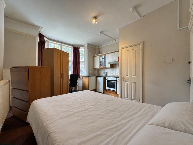 Fosse Road South, Leicester LE3 Studio to rent £600 pcm £138 pw