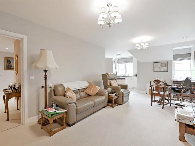 Fosseway, Stow on the Wold. 2 bed apartment to rent £2,200 pcm £508 pw