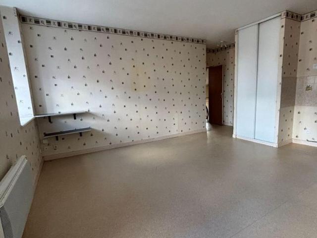 FOUGERES CENTRE VILLE Place Gambetta, Au 3ème étage, Appartement de 52 m² comprenant pièce de v.