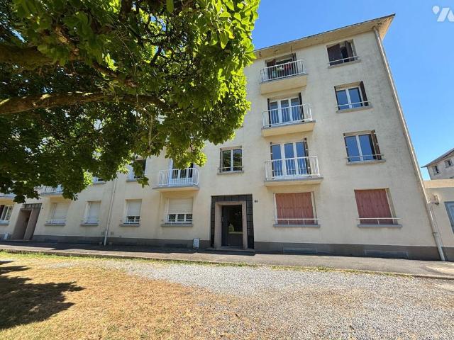 FOUGERES Rue de Nantes, Au 1er étage d'un bâtiment donnant sur un parc, Appartement de 71 m².