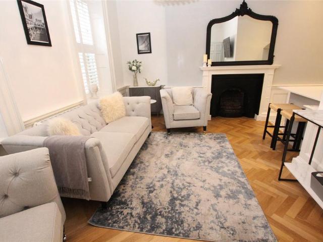 Fountain Buildings, Somerset BA1 3 bed maisonette to rent £1,700 pcm £392 pw