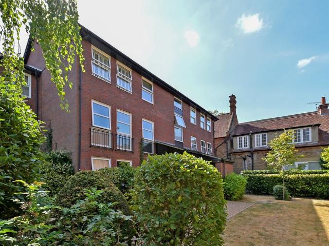 Fountain Gardens, Windsor, Berkshire SL4, 2 bed flat to rent, £1,650 pcm | PrimeLocation