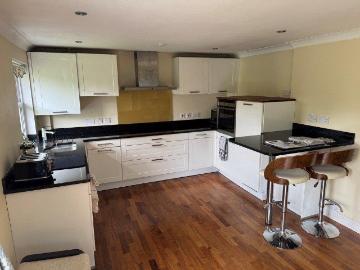 Fountain Gardens, Windsor, Berkshire. 2 bed apartment to rent £1,650 pcm £381 pw