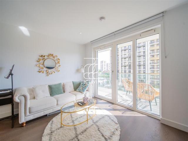 Fountain Park Way, London 2 bed apartment to rent £4,030 pcm £930 pw