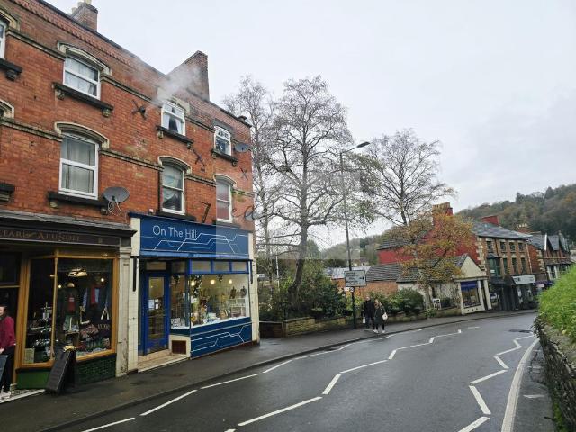 Fountain Street, Nailsworth, Stroud. 2 bed flat to rent £900 pcm £208 pw