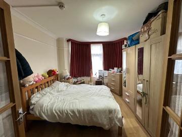 Fountains Crescent, Southgate 1 bed flat to rent £1,525 pcm £352 pw