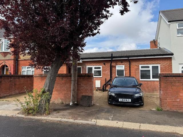Fountains Road, Luton LU3, 2 bed flat to rent, £1,175 pcm | PrimeLocation