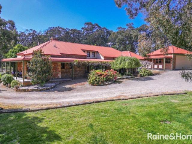 Four Acres of Privacy, Space & Country Charm