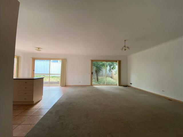 Four bedroom 2 bath spacious unit in Chadstone