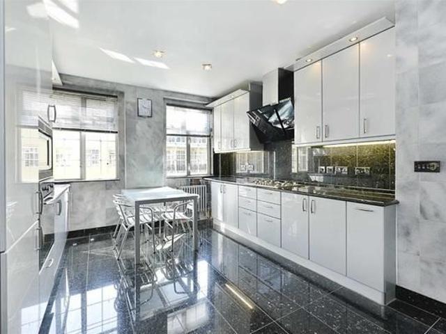 Four Bedroom Apartment in Marylebone Road, NW1