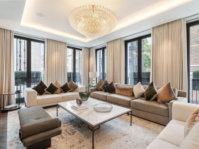 Four bedroom apartment with an abundance of space and natural light in Mayfair
