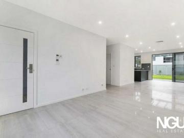 Four Bedroom Double Storey Townhouse In Robyvale Estate!