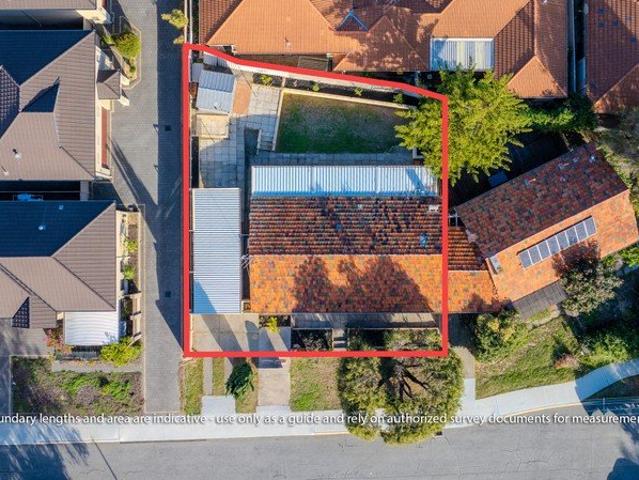 FOUR BEDROOM DUPLEX WITH EXPANSIVE YARD